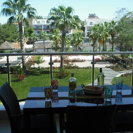 Tropical Gardens 2 Bed 2nd Floor Apartmán Side